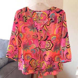 Bundle any 3 items for $20**** Beautiful patterned blouse